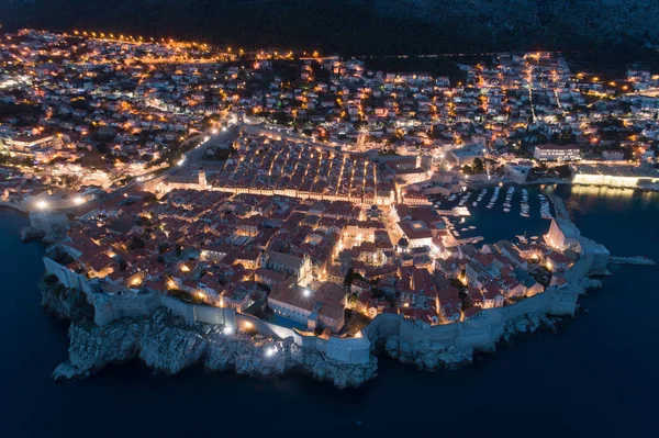 Uitzicht op de oude Dubrovnik vanuit de lucht in de schemering — Stockfoto