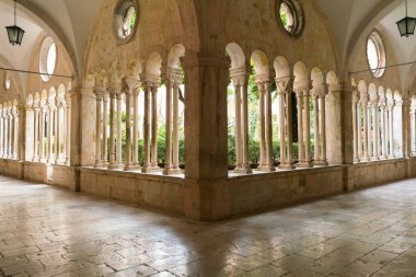 Dekoratif sütunlar ve kemerler 13 yüzyıl Franciscan Monastery Dobruca koridoru.