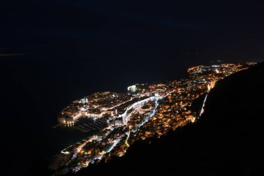 Dubrovnik şehir gece havadan görünümü.