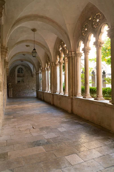 Claustro con hermosos arcos y columnas en el antiguo monasterio dominicano en Dubrovnik —  Fotos de Stock
