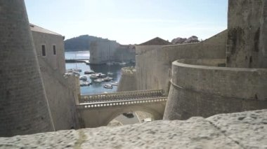 İç kapı köprü Ploce Gate, eski liman ve arka planda, Adriyatik Denizi ile Dubrovnik Revelin Fort bağlayan.