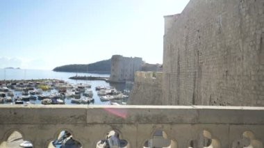 İç kapı köprü Ploce Gate, eski liman ve arka planda, Adriyatik Denizi ile Dubrovnik Revelin Fort bağlayan.