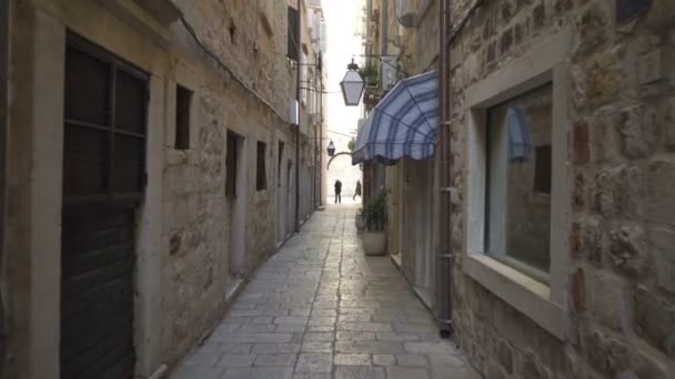 Handheld-Tracking-Aufnahme einer rustikalen engen Gasse in Dubrovnik — Stockvideo