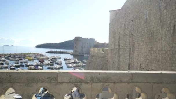 İç kapı köprü Ploce Gate, eski liman ve arka planda, Adriyatik Denizi ile Dubrovnik Revelin Fort bağlayan. — Stok video
