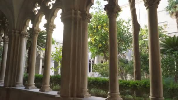 Klostret med vackra valvbågar och pelare i gamla Dominikanska klostret i Dubrovnik — Stockvideo