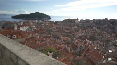 Eski şehir Dubrovnik güneşli gün görünümünde şehir duvar