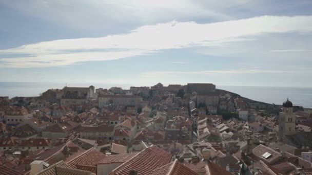 El casco antiguo de Dubrovnik en vista de día soleado desde la muralla de la ciudad — Vídeo de stock