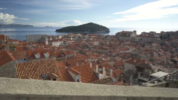 Cidade velha Dubrovnik na vista ensolarada do dia da parede da cidade — Vídeo de Stock