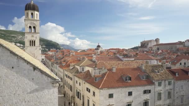 Strada principale Stradun di Dubrovnik sulla soleggiata vista giorno dal muro della città — Video Stock