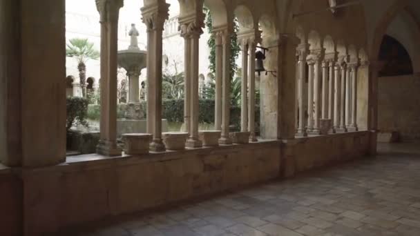 13th century franciskanska kloster, med utsikt över klocktornet, i Dubrovnik. — Stockvideo