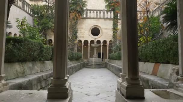 Mosteiro Franciscano do século XIII, com vista para a torre do sino, em Dubrovnik . — Vídeo de Stock