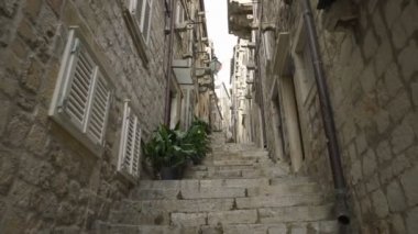 El izleme bir rustik dar alleyway Dobruca vurdu