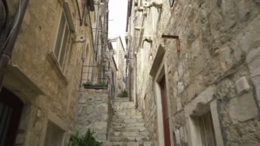 El izleme bir rustik dar alleyway Dobruca vurdu
