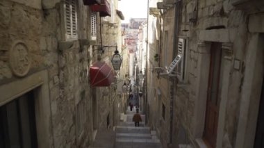Dubrovnik, Hırvatistan - 23 Kasım 2018: El izleme atış eski şehrin dar bir alleyway