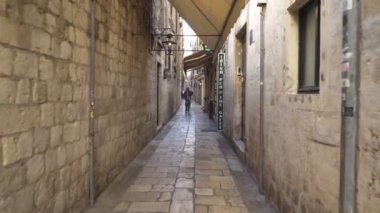 Dubrovnik, Hırvatistan - 23 Kasım 2018: El izleme atış eski şehrin dar bir alleyway