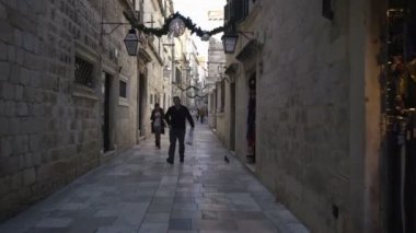 Dubrovnik, Hırvatistan - 23 Kasım 2018: El izleme atış eski şehrin dar bir alleyway