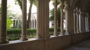 Güzel kemerler ve Dubrovnik'in eski Dominik manastır sütunlarda manastır