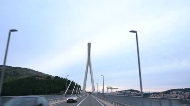 Schot op een brug te verplaatsen aan de kust in Dubrovnik — Stockvideo