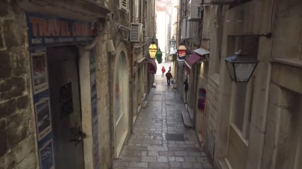 Dubrovnik Croatia November 2018 Handheld Tracking Shot Rustic Narrow Alleyway — Stock Video