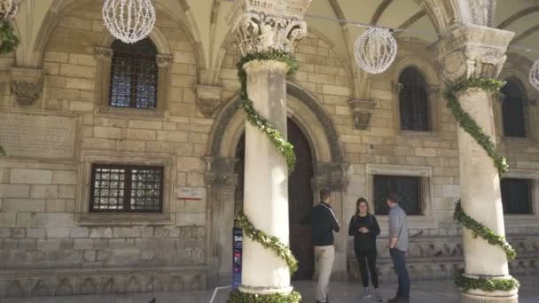 Dubrovnik, Croacia - 23 de noviembre de 2018: columnas del palacio de rectores decoradas para la celebración del nuevo año — Vídeo de stock