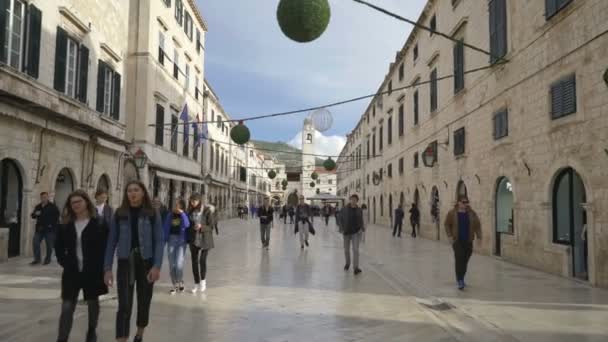 Dubrovnik, Croacia - 23 de noviembre de 2018: Caminando por la calle principal del casco antiguo de Dubrovnik Stradun . — Vídeos de Stock