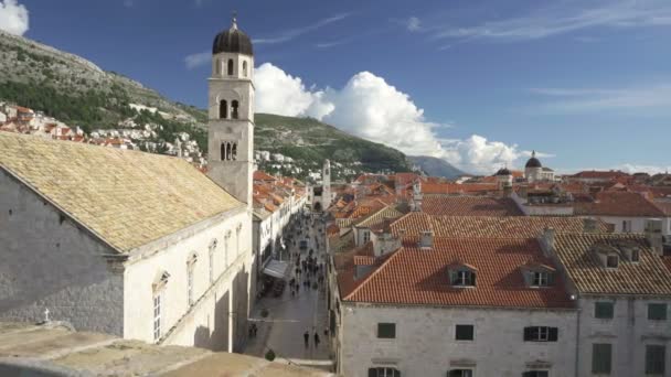 Huvudgatan Stradun i Dubrovnik på solig dag Visa från ringmuren — Stockvideo