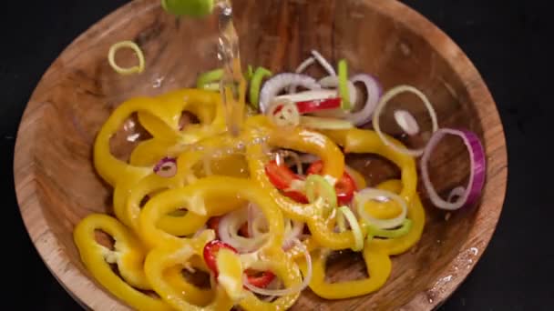 Découpes de légumes colorés tombant dans un bol en bois — Video