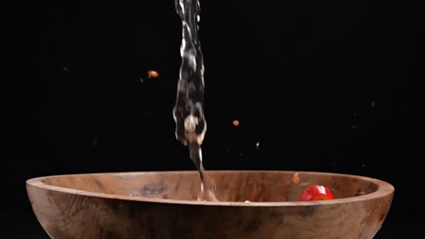 Падающие куски разноцветных овощей падают в деревянную чашу — стоковое видео