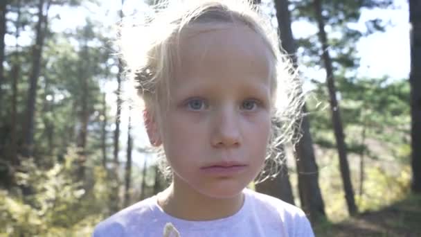 Närbild porträtt av en vacker ung flicka njuter och äta en fräsch smörgås under sommar och semester. — Stockvideo