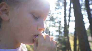 Bir yaz tatili sırasında taze sandviç yeme ve zevk güzel bir genç kız portresi kapatın. Doğada yiyecek ve açık hava yaşam tarzı.