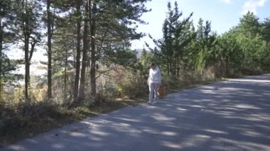 mantar bir sepet taşıyan kadın