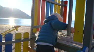 biraz evlat tırmanıyor slaydı yukarı