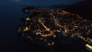 Dubrovnik'in tarihi alacakaranlıkta havadan görünümü.