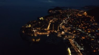 Dubrovnik'in tarihi alacakaranlıkta havadan görünümü.