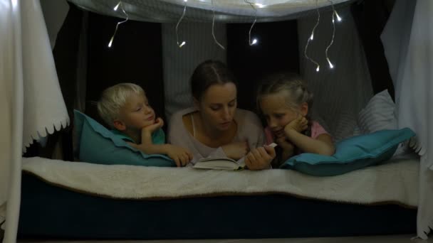 妈妈给孩子们读睡前故事 — 图库视频影像