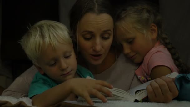 Mãe lê uma história para crianças — Vídeo de Stock