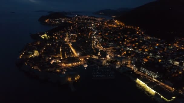 Utsikt över Dubrovniks gamla från luften i skymningen. — Stockvideo