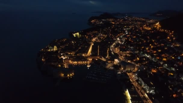 Utsikt över Dubrovniks gamla från luften i skymningen. — Stockvideo