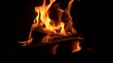 Sıcak rahat şöminede yanan ateşi.