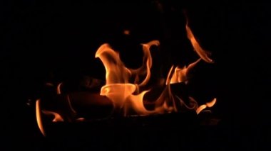 Sıcak rahat şöminede yanan ateşi.
