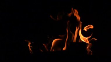 Sıcak rahat şöminede yanan ateşi.