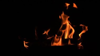 Sıcak rahat şöminede yanan ateşi.