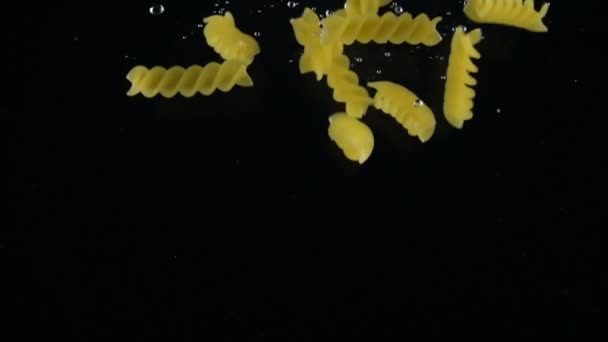 Pasta vallen in water — Stockvideo