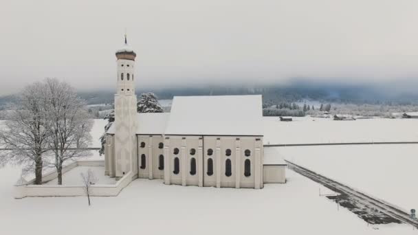 Letecký pohled na kostel svatého Coloman v jižním Německu — Stock video