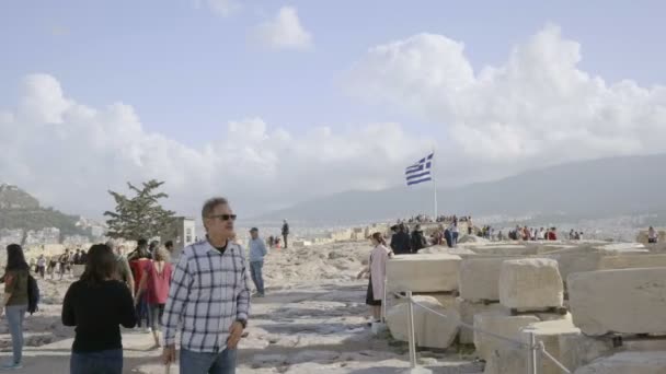 Atény, Řecko - 15 listopadu 2017: turisté poblíž chrám Parthenon na athénské Akropoli — Stock video