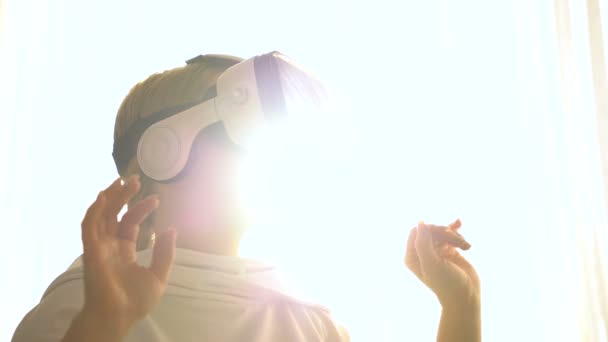 Hermosa joven hembra jugando juego en gafas vr . — Vídeos de Stock