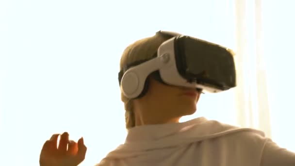 Девушка танцует в VR-очках . — стоковое видео