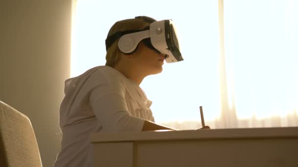 Hermosa joven mujer estudiando en gafas vr . — Vídeos de Stock