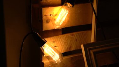 Ampul ahşap arka plan üzerinde