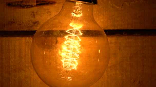 Light bulb on a wooden background — Stock Video